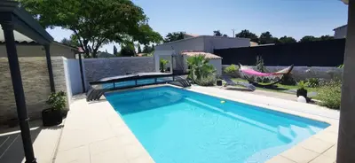 Piscine de l'établissement Studio meublé et équipé avec jardin et terrasse privée ou située à proximité