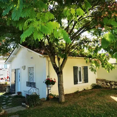 Jardin de l'établissement Studio meublé et équipé avec jardin et terrasse privée