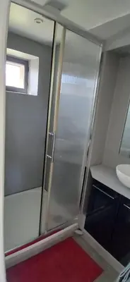 Salle de bains dans l'établissement Studio meublé et équipé avec jardin et terrasse privée