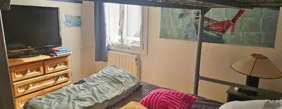 Télévision ou salle de divertissement dans l'établissement Vaste maison Fouras 15 pers 6 chbres meublé 3*