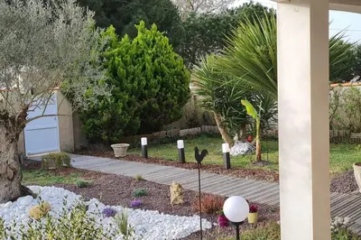Jardin de l'établissement Vaste maison Fouras 15 pers 6 chbres meublé 3*