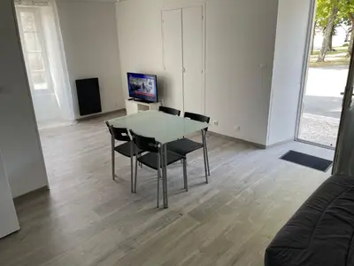 Télévision ou salle de divertissement dans l'établissement Logement en bord de port