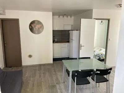 Cuisine ou kitchenette dans l'établissement Logement en bord de port