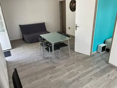 Coin salon dans l'établissement Logement en bord de port