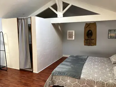 Un ou plusieurs lits dans un hébergement de l'établissement Loft chaleureux