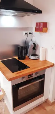 Cuisine ou kitchenette dans l'établissement Escapade Niortaise - Studios climatisés hyper-centre de Niort