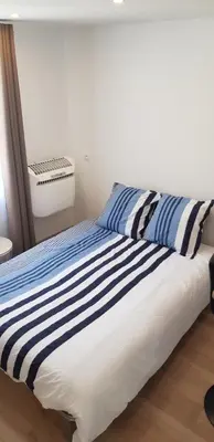Un ou plusieurs lits dans un hébergement de l'établissement Escapade Niortaise - Studios climatisés hyper-centre de Niort