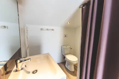 Salle de bains dans l'établissement Domaine des Tilleuls