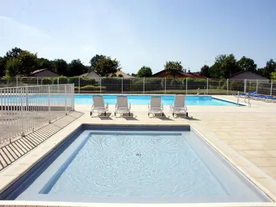 Piscine de l'établissement Spacious villa with garden and pool ou située à proximité