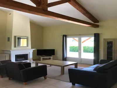 Télévision ou salle de divertissement dans l'établissement Spacious villa with garden and pool