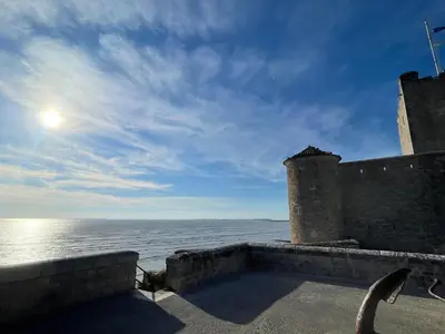Vue générale sur la mer ou vue sur la mer prise depuis l'appartement