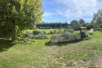 Jardin de l'établissement Maison indépendante sur grand terrain clos
