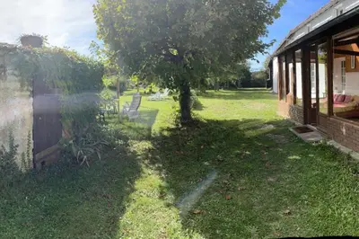 Jardin de l'établissement Maison indépendante sur grand terrain clos