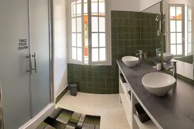 Salle de bains dans l'établissement Maison indépendante sur grand terrain clos