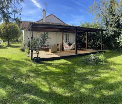 Jardin de l'établissement Maison indépendante sur grand terrain clos