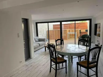 Coin salon dans l'établissement Charentaise 6-8 personnes avec piscine