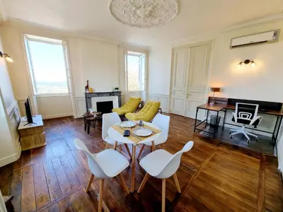 Coin salon dans l'établissement Superbe T2 lumineux avec fibre