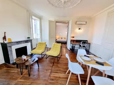 Coin salon dans l'établissement Superbe T2 lumineux avec fibre