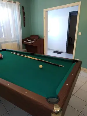 Billard dans l'établissement Gîte climatisé les hirondelles