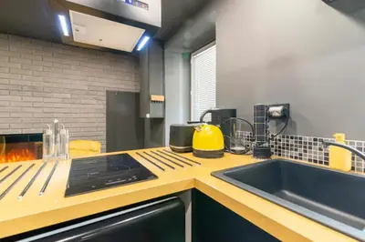 Cuisine ou kitchenette dans l'établissement Black & y'hello T2 : WIFI/PARKING/ 5' centre-ville