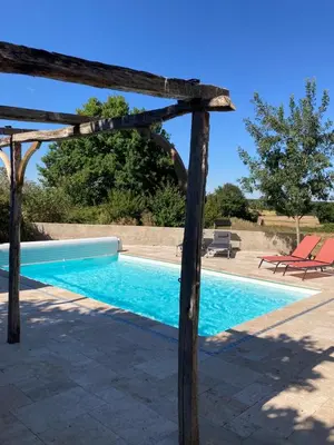 Piscine de l'établissement Rustic cottage with stunning swimming pool ou située à proximité