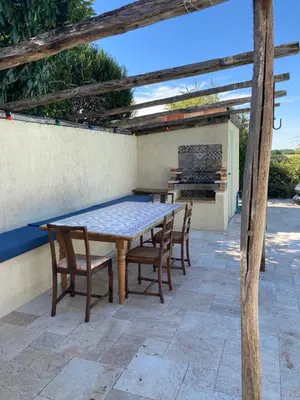 Télévision ou salle de divertissement dans l'établissement Rustic cottage with stunning swimming pool