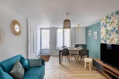 Télévision ou salle de divertissement dans l'établissement Maison de ville en plein centre avec terrasse