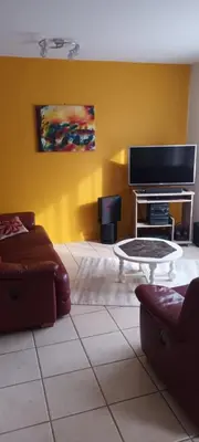 Télévision ou salle de divertissement dans l'établissement L'Intemporel - Appartement T3 avec jardinet
