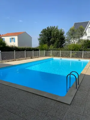 Piscine de l'établissement T2 en résidence avec piscine proche île madame et océan ou située à proximité