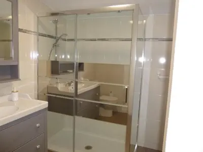 Salle de bains dans l'établissement LES RIVES DE LA DIVE les chambres 123 coaching