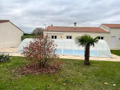 Piscine de l'établissement Villa accueillante à Saint-Froult avec piscine privéeB ou située à proximité