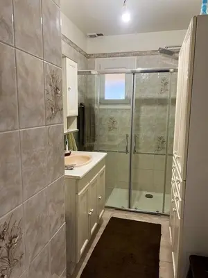 Salle de bains dans l'établissement Villa accueillante à Saint-Froult avec piscine privéeB