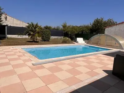 Piscine de l'établissement Villa accueillante à Saint-Froult avec piscine privéeB ou située à proximité
