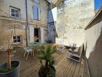 Terrasse ou espace extérieur de l'établissement Maison très agréable et calme avec terrasse en centre ville