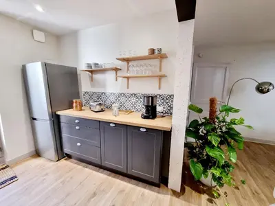 Cuisine ou kitchenette dans l'établissement Maison très agréable et calme avec terrasse en centre ville