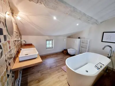 Salle de bains dans l'établissement Maison très agréable et calme avec terrasse en centre ville