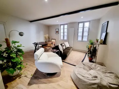 Coin salon dans l'établissement Maison très agréable et calme avec terrasse en centre ville
