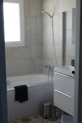 Salle de bains dans l'établissement Gîte Rose, Séjour détente et bien être en famille avec jacuzzi