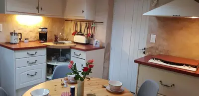 Cuisine ou kitchenette dans l'établissement Maison chaleureuse et familiale.