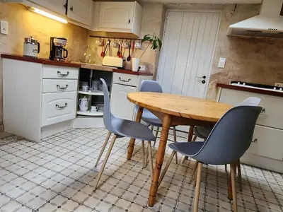 Cuisine ou kitchenette dans l'établissement Maison chaleureuse et familiale.
