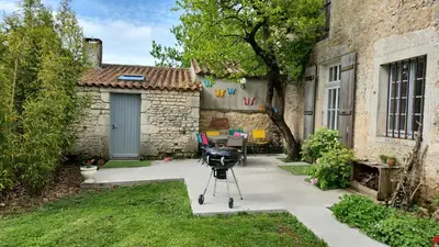 Jardin de l'établissement Maison chaleureuse et familiale.