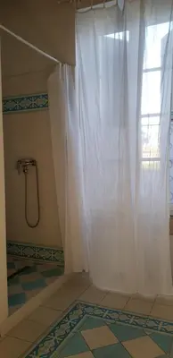 Salle de bains dans l'établissement Maison chaleureuse et familiale.