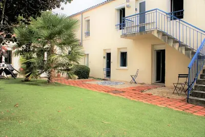 Jardin de l'établissement Le coquet de Rompsay Paisible & Moderne