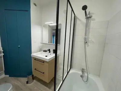 Salle de bains dans l'établissement Le coquet de Rompsay Paisible & Moderne