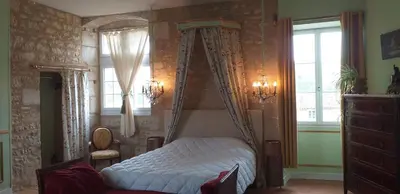 Un ou plusieurs lits dans un hébergement de l'établissement Chambre Louis XVI au Château de Champagne-Mouton