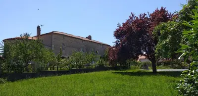 Jardin de l'établissement Chambre Louis XVI au Château de Champagne-Mouton
