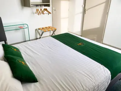Un ou plusieurs lits dans un hébergement de l'établissement Colette Hôtel