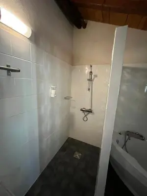 Salle de bains dans l'établissement Domaine de Brise Bois - Chambres & Gîtes