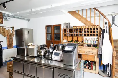 Cuisine ou kitchenette dans l'établissement La minoterie : maison atypique d'hôte et de séminaires, 20min de La Rochelle