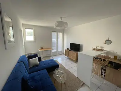Télévision ou salle de divertissement dans l'établissement 2 pièces avec parking en Coeur de Ville - Appartement lumineux et calme